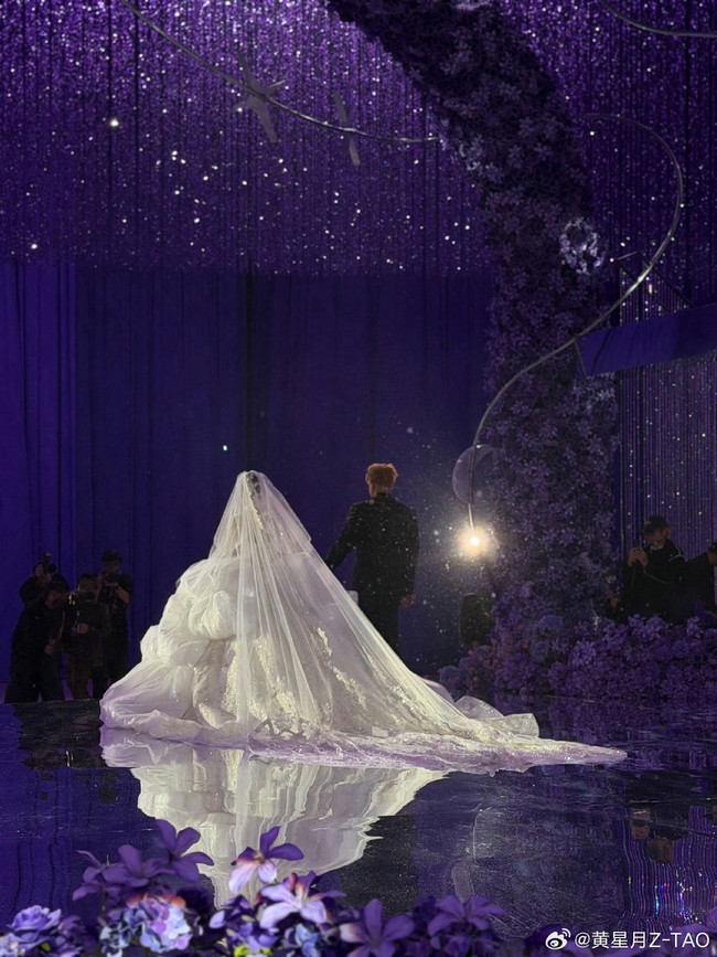 Mendobrak tradisi yang umum di China, Tao dan Yiyang meninggalkanya upacara minum teh biasa dan memilih merayakannya secara bebas bersama teman-teman dan sesama selebriti, termasuk Ning Ning aespa yang pernah traning bersamanya di bawah SM Entertainment.Foto: Weibo