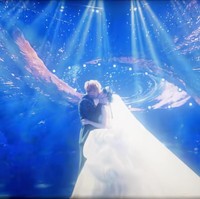 Pernikahan itu sendiri mengusung tema surgawi yang menampilkan kembang api, salju buatan, dan suasana yang indah saat pasangan ini mengucapkan janji pernikahan di bawah bintang-bintang.Foto: Weibo