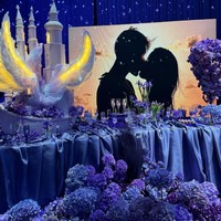 Dilansir Kbizoom, kedua pengantin jadi raja dan ratu sehari dengan iring-iringan 40 mobil Cadillac hingga bagi-bagi handphone.Foto: Weibo