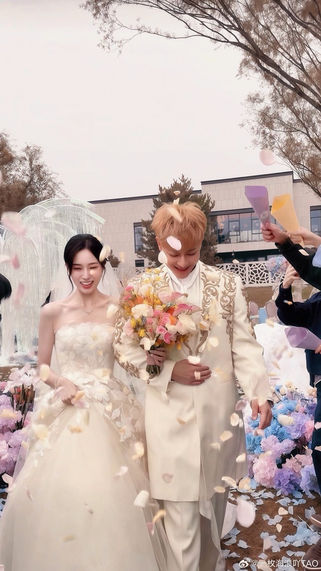 Begini penampilan mereka saat pemberkatan pernikahan di sore hari sebelum pesta pada malamnya.Foto: Weibo