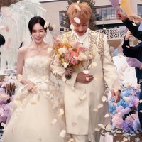 Begini penampilan mereka saat pemberkatan pernikahan di sore hari sebelum pesta pada malamnya.Foto: Weibo