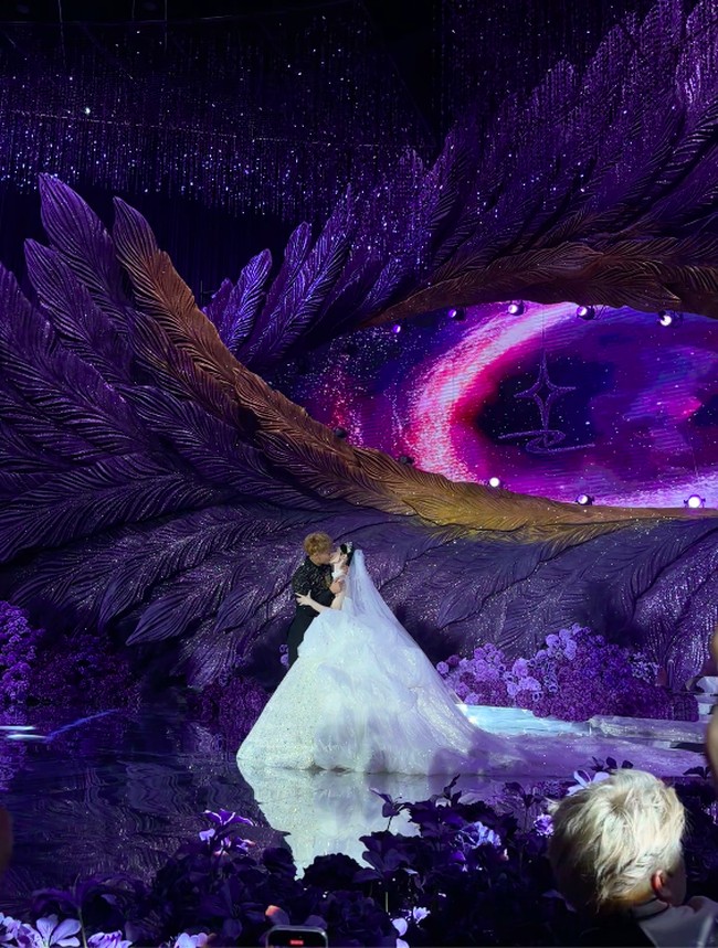 Di satu momen, Tao bahkan melemparkan kembang kol yang melambangkan keberuntungan dan kemakmuran daripada buket bunga. Kembang kol itu bahkan ditangkap oleh aktor Jiang Chao yang membuat suasana lebih meriah.Foto: Weibo