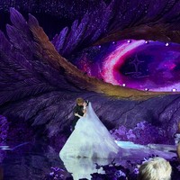 Di satu momen, Tao bahkan melemparkan kembang kol yang melambangkan keberuntungan dan kemakmuran daripada buket bunga. Kembang kol itu bahkan ditangkap oleh aktor Jiang Chao yang membuat suasana lebih meriah.Foto: Weibo