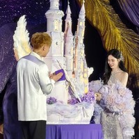 Sesuai janjinya, Tao melibatkan para penggemar di hari bahagianya. Ia menyiarkan secara langsung seluruh rangkaian acara resepsinya yang menarik lebih dari 20 juta penonton. Tao juga berinteraksi langsung dengan fans selagi melakukan giveaway mulai dari camilan hingga iPhone 17.Foto: Weibo