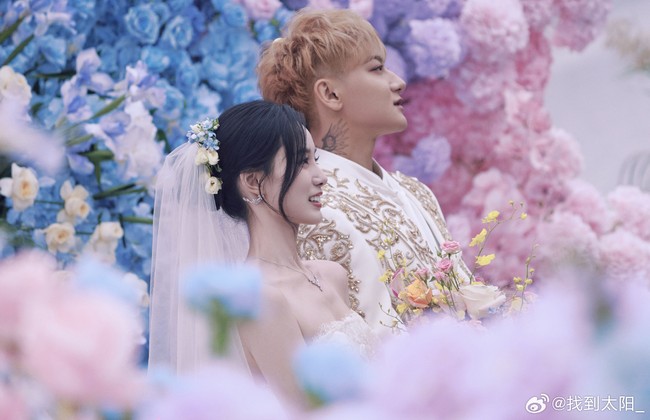 Huang Zitao baru saja melangsungkan resepsi pernikahannya dengan Xu Yiyang. Mantan personel EXO M tersebut menggelar pesta meriah yang bikin syok netizen.Foto: Weibo