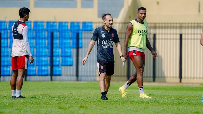 Para pemain Persijap Jepara saat berlatih di Stadion Gelora Bumi Kartini Jepara, Jumat (17/10/2025).
