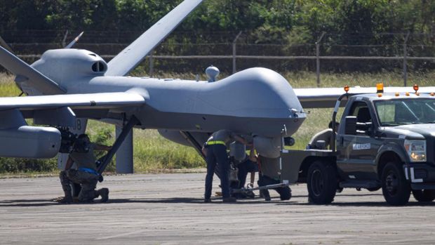 Personel Angkatan Udara AS sedang menguji kendaraan udara nirawak (UAV) MQ-9 Reaper di landasan Bandara Rafael Hernandez di Aguadilla, Puerto Riko, 15 Oktober 2025. (REUTERS/Ricardo Arduengo)