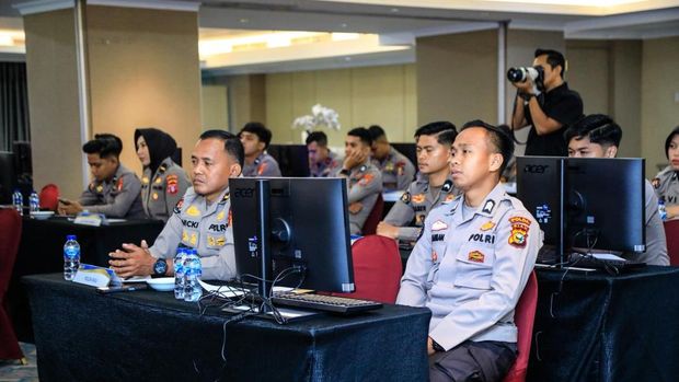 Personel Bidhumas Polda Riau mengikuti pelatihan SiPenmas yang digelar DIvisi Humas Polri, Jumat (17/10/2025).