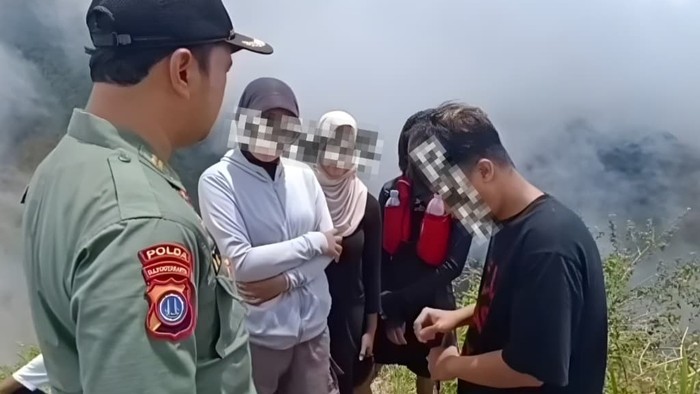 Petugas Balai TNGM menemukan 4 orang trekking di Bukit Kendil, 2 kilometer dari puncak Gunung Merapi. Diunggah Jumat (17/10/2025). Petugas Balai TNGM menemukan 4 orang trekking di Bukit Kendil, 2 kilometer dari puncak Gunung Merapi. Diunggah Jumat (17/10/2025).