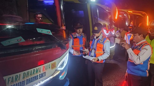 Petugas saat melakukan pemeriksaan kendaraan Over Dimension dan Over Loading (ODOL) serta Angkutan Khusus Jalan Antar Provinsi (AJAP) di Terminal Gilimanuk, Kabupaten Jembrana, Bali, Jumat (17/10/2025). (Istimewa)
