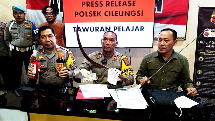 Polisi menangkap empat orang pelajar SMK dan SMA yang terlibat tawuran antarpelajar di Cileungsi, Bogor (dok. ist)