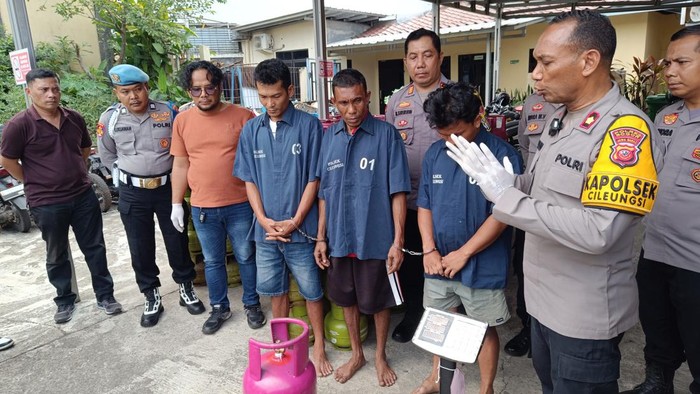 Polisi menangkap tiga pelaku pengoplosan gas LPG di wilayah Cileungsi, Bogor, Jawa Barat