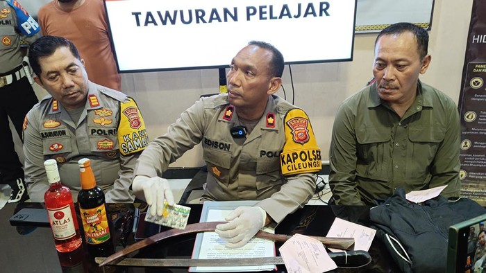 Polisi saat menjelaskan kasus tawuran yang terjadi di Bogor (Rizky/detikcom)