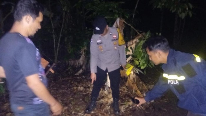 Polisi saat olah TKP lokasi petani Empat Lawang dibacok OTK.