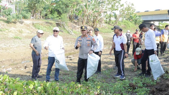 Forkopimda Lamongan bersih-bersih di Bengawan Njeru