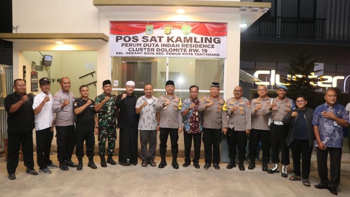 Polres Metro Tangerang Kota menggelar kegiatan Jaga Jakarta. Kegiatan dilakukan dengan mengecek pos satkamling di kawasan Periuk, Kota Tangerang. (Dok polisi).