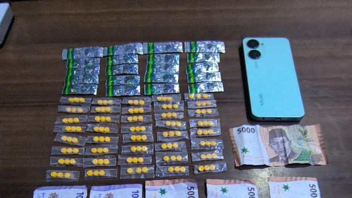 Polres Serang menangkap pemuda berinisial IF (23), penjual pil koplo jenis tramadol dan hexymer. Sebanyak 160 butir obat keras disita dari tangan tersangka.(Dok polisi).