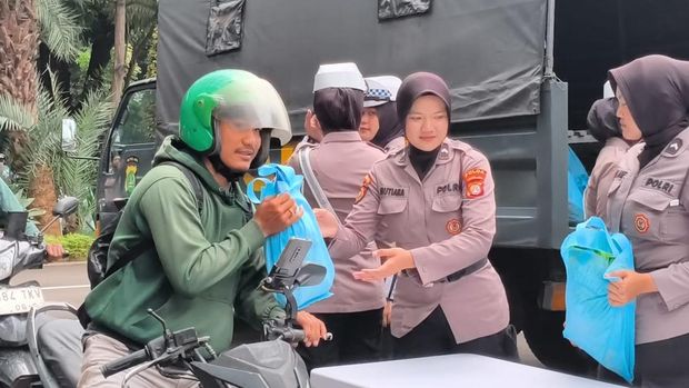 Polwan Polda Metro Jaya turun membagikan sembako kepada ojol dalam program 'Jumat Peduli', Jumat (17/10/2025).