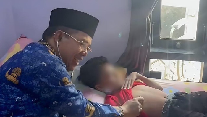 Wali Kota Probolinggo, dr. Aminuddin memeriksa Haikal korban selamat ambruknya Ponpes Al Khoziny