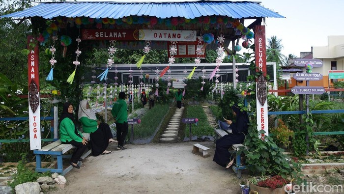 Ibu-ibu dan anak-anak menjadi bagian aktif dalam program kesehatan gizi, tanaman hingga bank sampah di Sungai Seluang, Kecamatan Samboja, Kutai Kartanegara. Program itu digagas oleh PT Pertamina (Exploration and Production/EP) Sanga-sanga. Begini potretnya.
