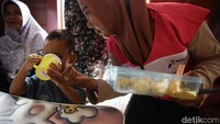 Balita meminum susu dalam program makanan tambahan Pantang Anak Stunting dan Penanggulangan Anak (Pantas Pentas) di Prokesmas Puja Kelurahan Sungai Seluang, Kutai Kartanegara, Kamis (16/10/2025). Program Makanan Tambahan (PMT) yang diberikan setiap hari bukanlah makanan berat, melainkan makanan penunjang seperti bakso ikan, buah, serta susu.
