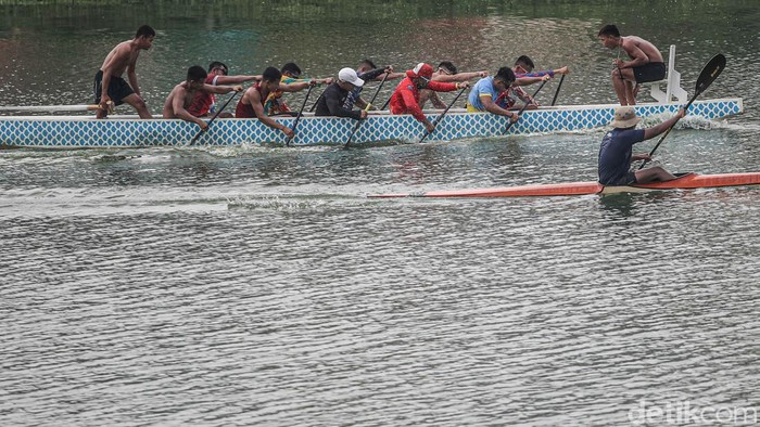 Prajurit TNI AL latihan dayung perahu naga di kawasan Danau Sunter, Jakarta Utara, Jumat (17/10/2025).