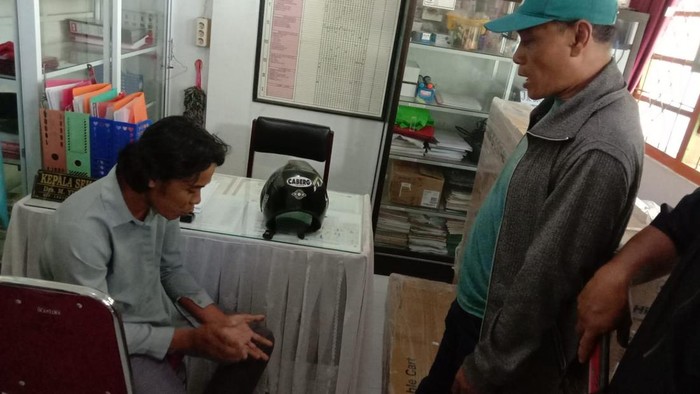 Pria berinisial F (42) di Kota Makassar ditangkap polisi setelah memeluk dan mencium siswi SD di lingkungan sekolah.