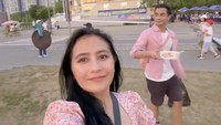 Tak hanya ke Amerika Serikat, tapi pasangan kekasih ini juga pernah liburan ke Korea Selatan. Ini momennya membeli ramyeon untuk piknik di Sungai Han. Foto: Instagram/@prillylatucona96