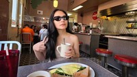 Pemeran film Budi Pekerti ini juga mengunggah momen seru saat sarapan di salah satu kafe yang ada di New Orleans, Louisiana, Amerika Serikat. Ia tampak menikmati sandwich dengan omelet. Foto: Instagram/@prillylatucona96