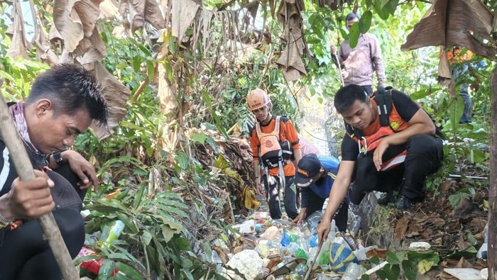 Proses pencarian balita terjatuh di irigasi Luwu.