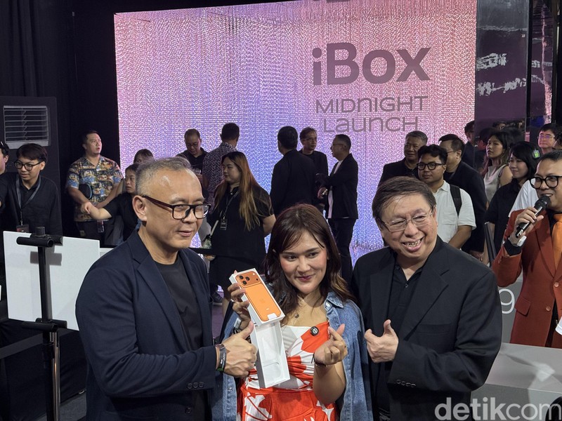 Ratna Ayu Kharisma, Pembeli iPhone 17 di iBox