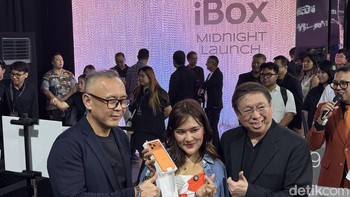 Inilah pembeli pertama iPhone 17 di iBox bernaman Ratna Ayu Kharisma. Foto: Adi Fida Rahman/detikINET