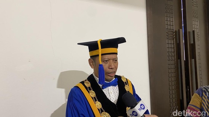 Rektor Undip, Suharnomo, saat acara Dies Natalis ke-68 di Muladi Dome, Kecamatan Tembalang, Kota Semarang, Jumat (17/10/2025)