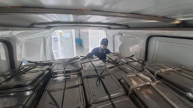 Relawan di SPPG Ogan Ilir, Tanjung Raja, Tanjung Raja Timur mengatur menu MBG di mobil untuk didistribusikan ke penerima sasaran. Relawan di SPPG Ogan Ilir, Tanjung Raja, Tanjung Raja Timur mengatur menu MBG di mobil untuk didistribusikan ke penerima sasaran.