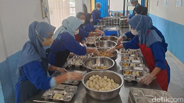 Relawan di SPPG Ogan Ilir, Tanjung Raja, Tanjung Raja Timur sedang melakukan pemorsian. Relawan di SPPG Ogan Ilir, Tanjung Raja, Tanjung Raja Timur sedang melakukan pemorsian.