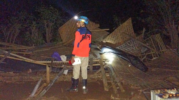 Rumah di Dukuhseti, Pati ambruk diterjang puting beliung, Kamis (16/10/2025) malam.