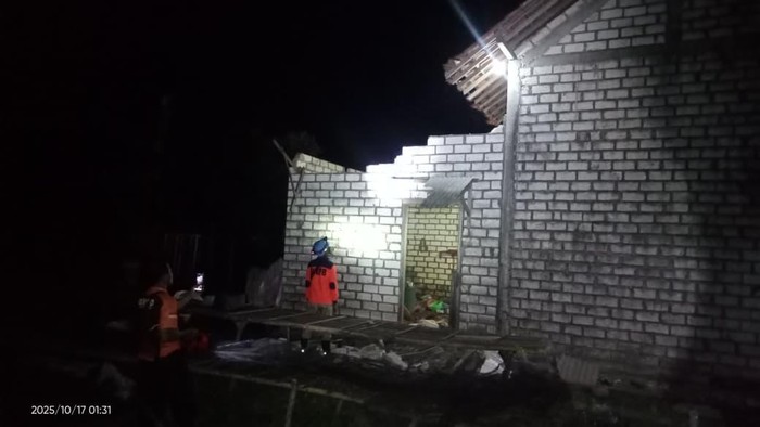 Puluhan rumah warga di Dukuhseti Kabupaten Pati diterjang angin puting beliung, Kamis (16/10/2025) malam.