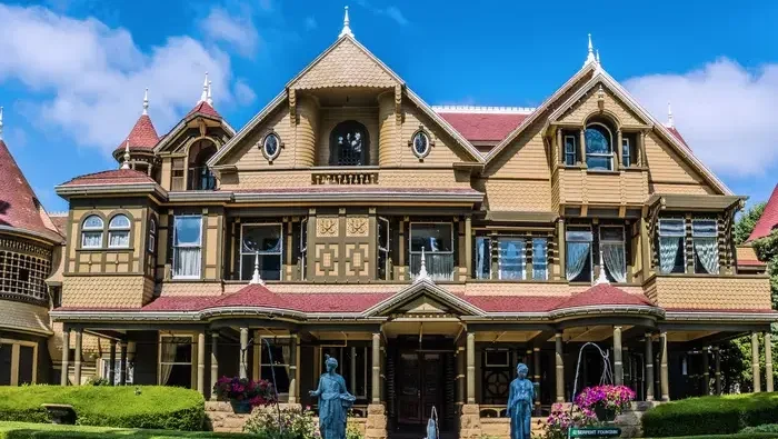 Rumah Winchester yang dikenal berhantu dan memiliki desain yang aneh.