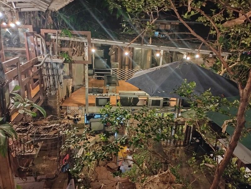 Rummah Go'A hidden gem di Stasiun Jurangmangu Rummah Go'A hidden gem di Stasiun Jurangmangu