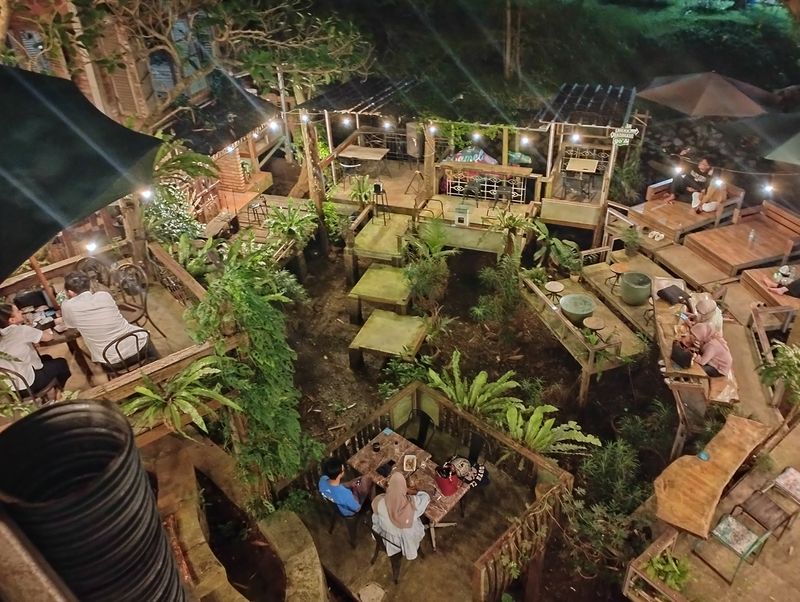 Rummah Go'A hidden gem di Stasiun Jurangmangu Rummah Go'A hidden gem di Stasiun Jurangmangu