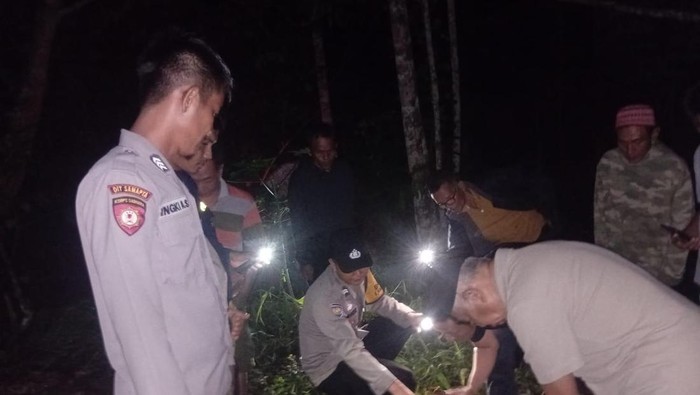 Saat pihak kepolisian melakukan olah TKP di lokasi kejadian