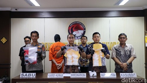 Dir Narkoba Polda Bali Kombes Radiant menunjukkan barang bukti berupa sabu seberat 978,08 gram, Jumat (17/10/2025). (Dok Polda Bali)