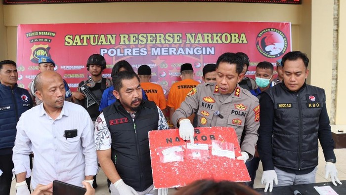 Polisi menunjukan barang bukti pengedar 2 kg sabu di Merangin, Jambi