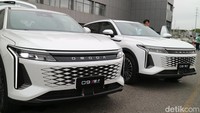 Omoda O9 dilengkapi dengan teknologi plug-in hybrid. Hal itu membuat SUV premium anyar tersebut cocok digunakan untuk harian. Khusus Omoda O9 versi setir kanan sejatinya sudah dijual di beberapa negara seperti di Australia dan Inggris. Foto: Dina Rayanti/detikOto