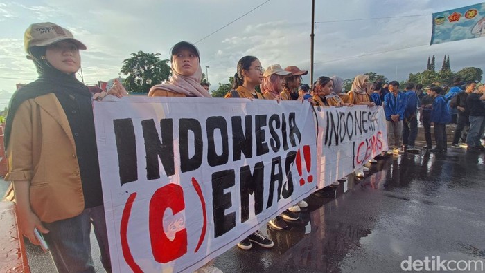 Mahasiswa Banyumas Bawa Poster Indonesia (C)Emas di Demo Setahun Prabowo-Gibran
