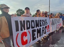 Mahasiswa Banyumas Bawa Poster Indonesia (C)Emas di Demo Setahun Prabowo-Gibran