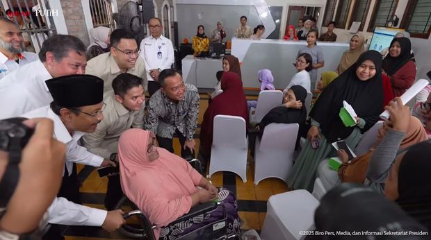 Sekretaris Kabinet, Teddy Indra Wijaya bersama para Menteri Kabinet Merah Putih saat Peluncuran BLTS Kesra dan Program Magang Lulusan Perguruan Tinggi, (17/10/2025). (Tangkapan Layar Youtube/Sekretariat Presiden)