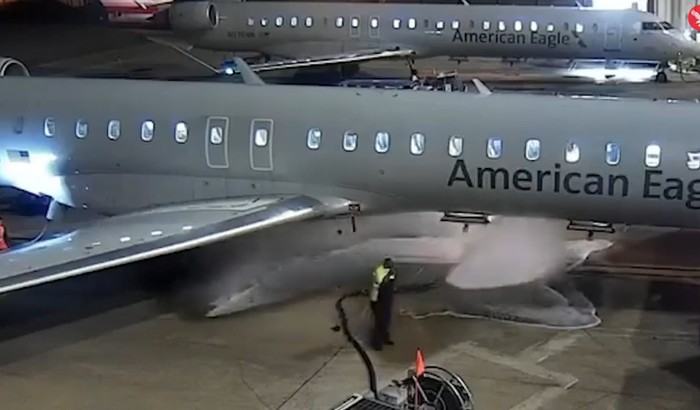 Selang avtur lepas dari pesawat Selang avtur lepas dari pesawat