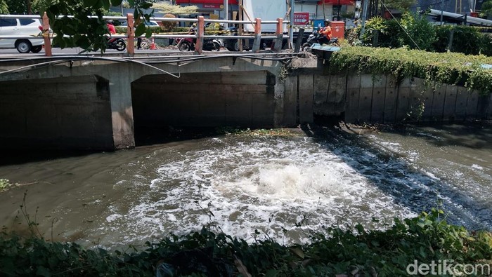 Heboh Semburan Misterius Air Bau Gas di Sungai Rungkut Surabaya