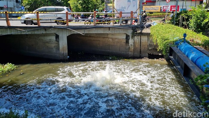 Bahaya! Jangan Merokok Dekat Semburan Gas di Sungai Rungkut Surabaya